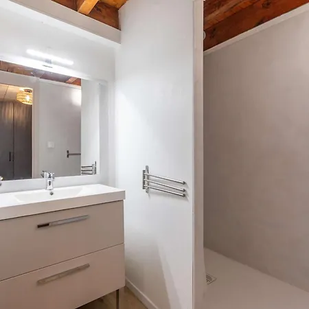 T2 Renove Avec Terrasse, Parking Prive, Local Velos A - Fr-1-401-290