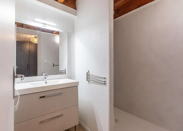 T2 Renove Avec Terrasse, Parking Prive, Local Velos A - Fr-1-401-290